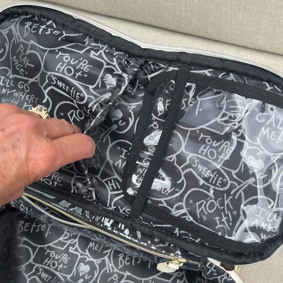 BETSEY JOHNSON  Quilted Heart Zippered  Makeup Case/Train case with handle - Picture 6 of 15